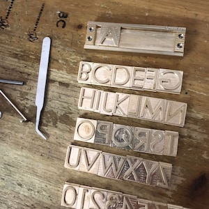 Grande suporte T intercambiável Conjunto completo de gravação com 26 letras do alfabeto Carimbo de couro, ferramentas de escultura, máquina de ferro de selar letras com ranhura T