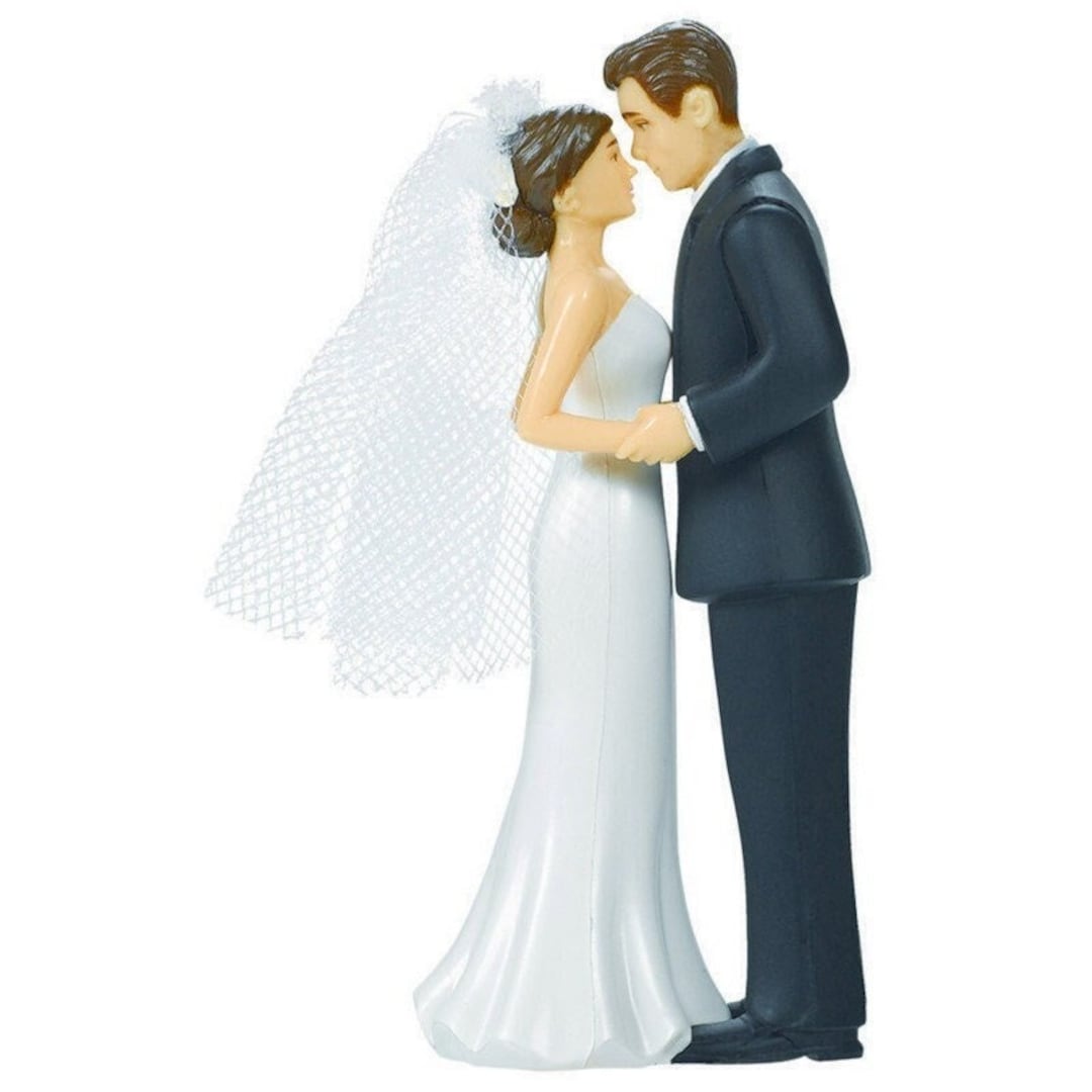 Wedding Cake Topper Bride And Groom Figurines Brunette Veil Decorations wedding-cake-topper-bride-and-groom-figurines-brunette-veil-decorations