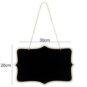 Puede incluir: Un letrero de pizarra negra con marco blanco y borde festoneado decorativo. El letrero mide 20 cm de ancho y 30 cm de alto y cuelga de una cuerda de yute.