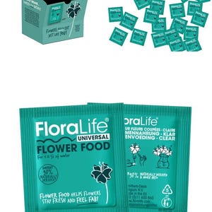 Puede incluir: Una caja de alimento para flores FloraLife Crystal Clear con un diseño verde y blanco. La caja está llena de paquetes individuales de alimento para flores. El texto en la caja dice "FloraLife Crystal Clear Flower Food".