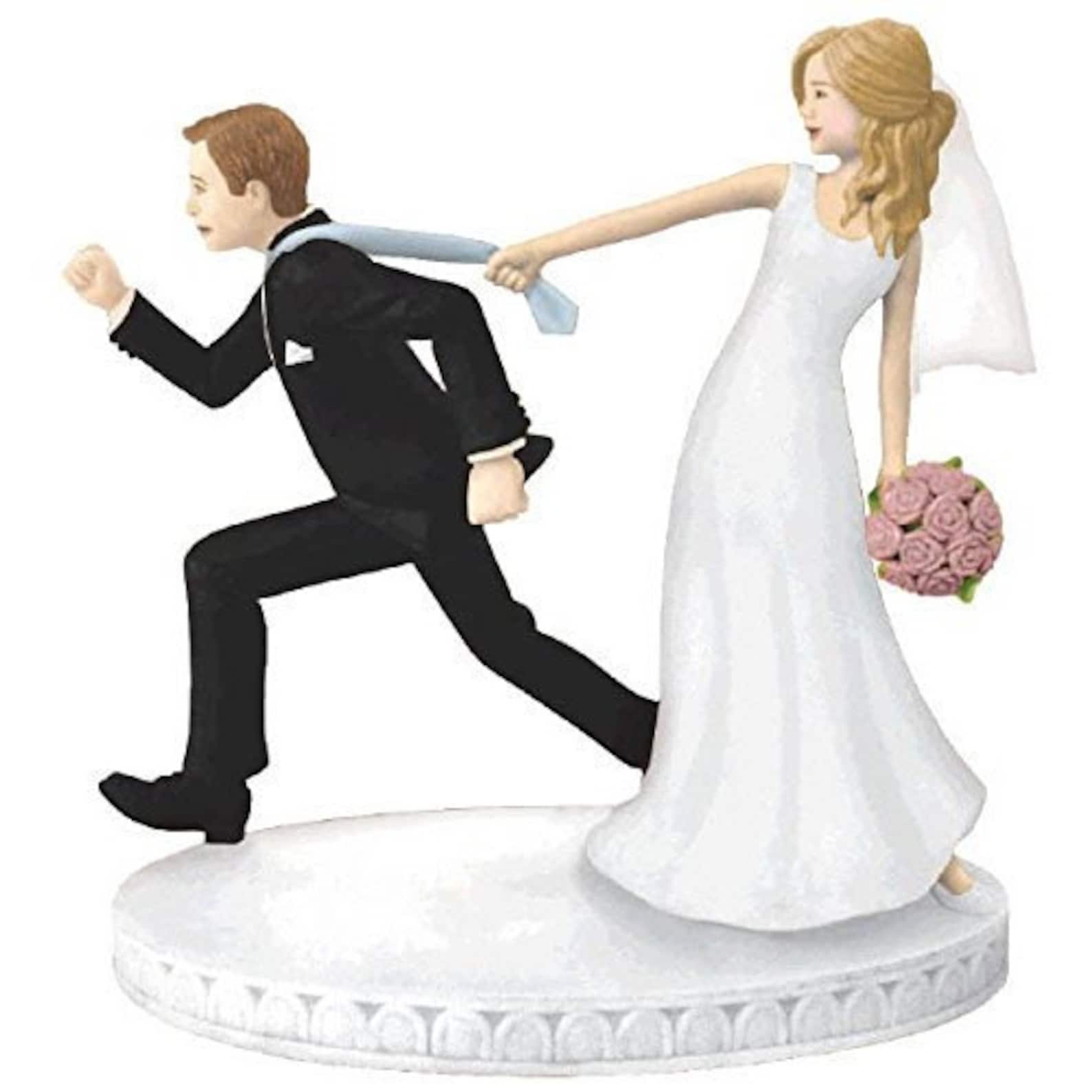 Жених невеста на торт. Торт на свадьбу с фигурками. Фигурка жених и невеста. Фигурки жениха и невесты на торт. Торт с фигурками.