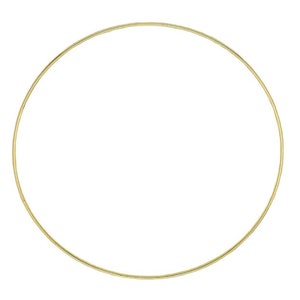 Puede incluir: Un aro de metal dorado, un círculo de alambre, para manualidades o decoración.