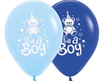 Puede incluir: Dos globos de látex, uno azul y otro azul claro, con un osito de peluche blanco que lleva un gorro de fiesta y el texto "It's a Boy" impreso en cada uno.