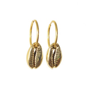 Gold Rindrie Kreolen, Kauri Ohrringe, Muschel Kreolen, Charm Hoops, Gold Charm Hoops, Gold Charm Hoops, Cowrie Hoops, Cowrie Ohrringe, Gold Rindrie Kreolen