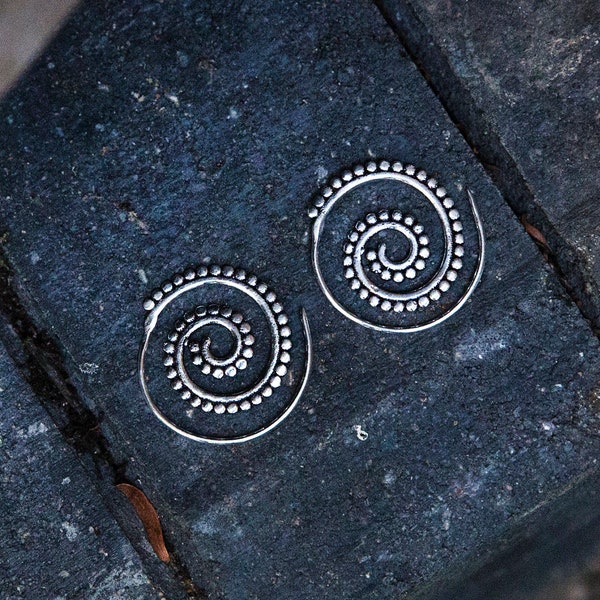 Mini Spiral White Brass Earrings, Dotted Spiral Earrings, Tribal Jewellery, Ethnic Earrings, Indian Style, Boucles d'oreille Spirale
