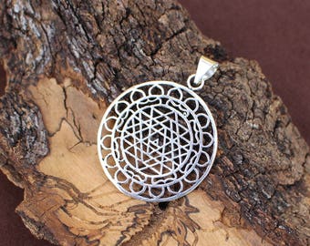 Sri Yantra Lotus Silver Plated Mandala Pendant, White Brass Pendant, Spiritual Jewelry, Ethnic Necklace, Yoga Jewelry, Pendentif Laiton