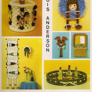 Puede incluir: Un libro de artesanía vintage con instrucciones para proyectos de macramé. La portada presenta el título "Macrame On The Move" y una foto de una pared de macramé con un soporte para botellas de vino, una muñeca de macramé, un perro de macramé y una bandeja de macramé.
