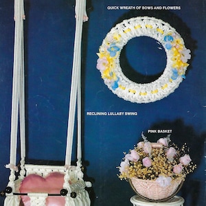 Puede incluir: Una hamaca de macramé blanca con un cojín en forma de corazón rosa, una corona de macramé blanca con flores amarillas y azules, y una cesta de macramé rosa con flores rosas y blancas. El texto "Quick Wreath of Bows and Flowers", "Reclining Lullaby Swing", y "Pink Basket" es visible en la imagen.