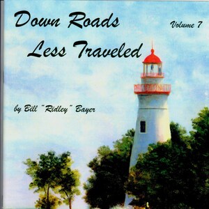 Puede incluir: Una pintura de un faro en una pequeña isla con árboles. El título de la pintura es "Down Roads Less Traveled" y el artista es Bill "Ridley" Bayer. La pintura es el volumen 7 de una serie.