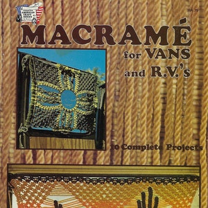 Op de afbeelding: Een boekomslag met de titel "Macrame voor Vans en R.V.'s" en een ondertitel "10 Complete Projecten". De omslag toont een bruin en oranje macrame-ontwerp met een cactusmotief. Het boek maakt deel uit van de "Creative American Craft Series".