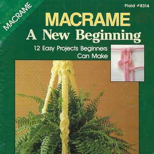 Puede incluir: Una portada de libro con el título "Macramé: Un nuevo comienzo" y un subtítulo "12 proyectos fáciles que los principiantes pueden hacer". La portada presenta un colgador de plantas de macramé amarillo con una planta de helecho verde colgando de él. El libro es de Pat Lingo.