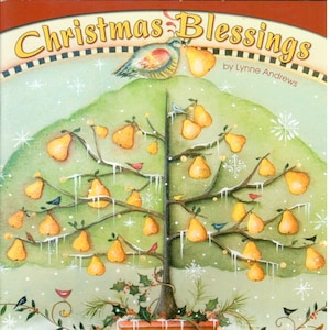 Może przedstawiać: Kapryśna ilustracja bożonarodzeniowa przedstawiająca drzewo gruszy ozdobione żółtymi gruszkami, ptakami i sopelami lodu. Drzewo jest posadzone w pomarańczowej donicy z czarno-białym wzorem w szachownicę. U góry widnieje napis "Christmas Blessings".