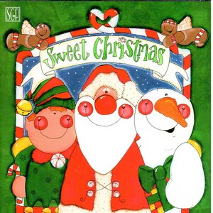 Può includere: Una cornice a strisce verde, rossa e bianca con le parole "Sweet Christmas" su uno stendardo bianco. All'interno della cornice ci sono illustrazioni di Babbo Natale, un elfo e un pupazzo di neve. Il testo "By Tina-Marie Ledbetter" è in fondo alla cornice.