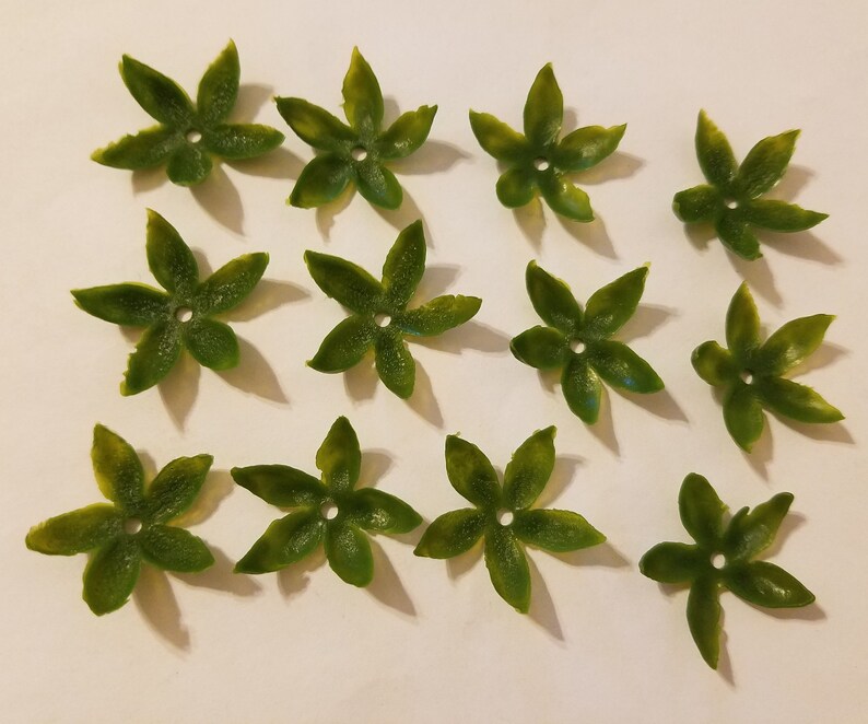 288 pcs Darice Small Artificial Green Plastic Flower Blossom Calyx Base Leaves Vintage Floral Crafts