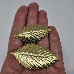 144 stuks vintage goud 2-3/8" papierfolie bladeren reliëf blad uitsnijdingen gemaakt in Japan