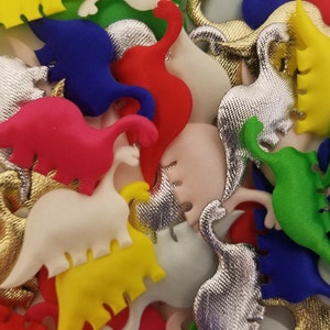 Può includere: Una collezione di figurine a forma di dinosauro di vari colori, tra cui rosso, blu, verde, giallo, bianco e argento. Le figurine sono realizzate in un materiale morbido e testurizzato e sono perfette per l'artigianato o la decorazione.