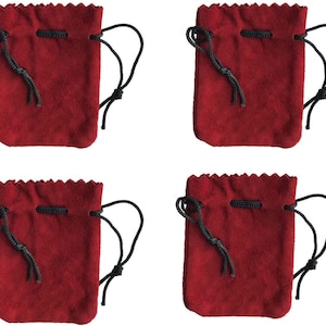 Puede incluir: Conjunto de cuatro bolsitas de terciopelo rojo con cordón de ajuste negro. Las bolsitas son ideales para guardar objetos pequeños como joyas, monedas u otras chucherías.