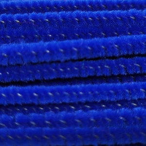 Op de afbeelding: Een close-up van een bundel blauwe pijpenragers. De pijpenragers zijn zacht en pluche, en ze zijn perfect voor knutselen.