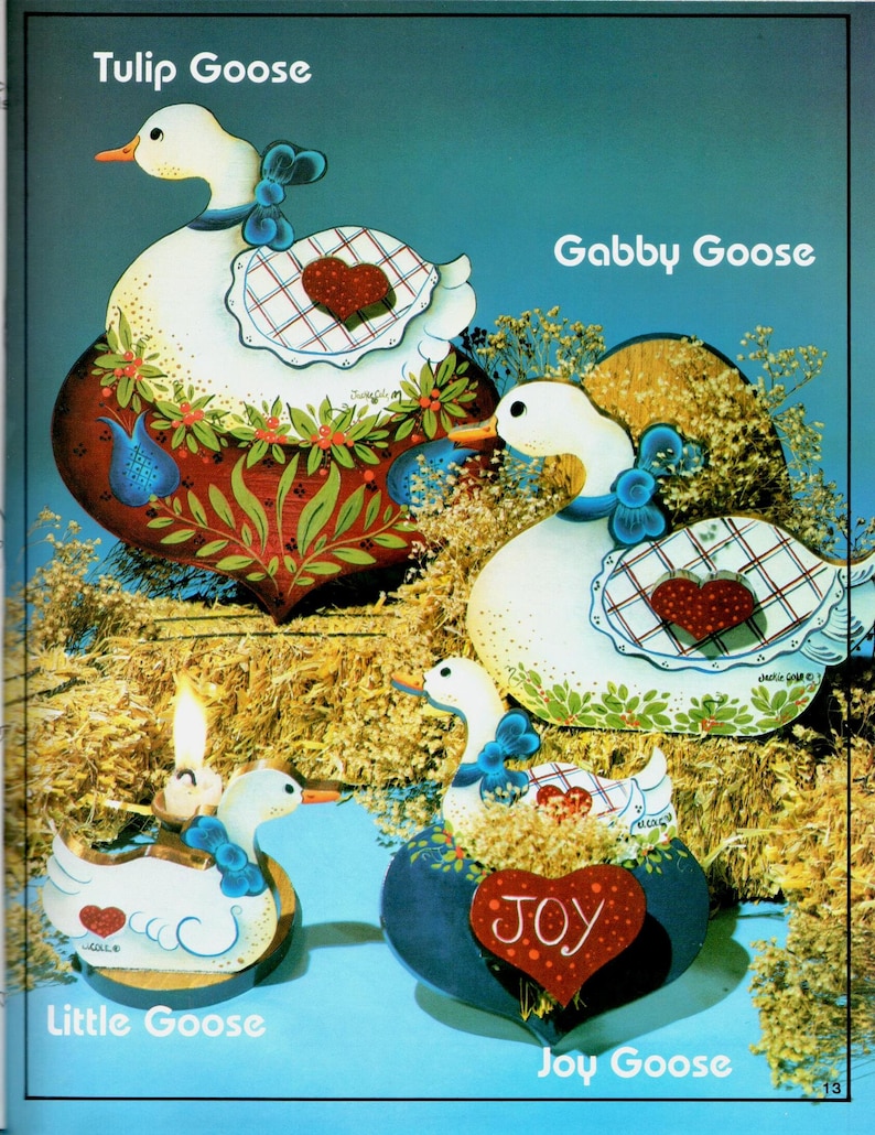 Puede incluir: Cuatro figuritas de ganso de madera pintadas con corazones y dise&ntilde;os florales. Los gansos se llaman Tulip Goose, Gabby Goose, Joy Goose y Little Goose.