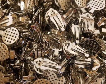 12 par örhängesclips i silverfärgat nickel, 15 mm runda perforerade platta dynor, beslag