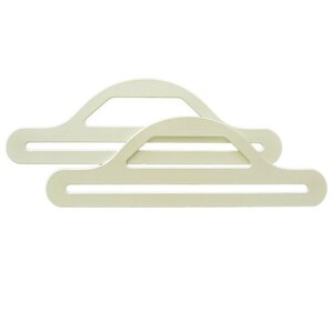 Pode incluir: Dois cabides de madeira branco-creme com um formato curvo &uacute;nico. Os cabides s&atilde;o projetados para segurar roupas sem escorregar.