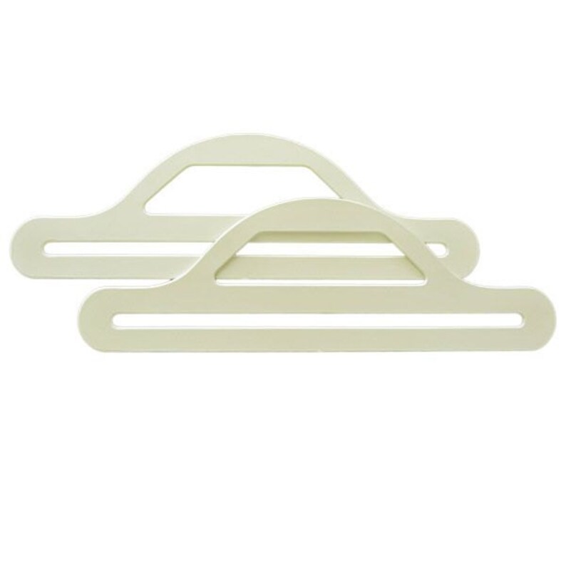 Pode incluir: Dois cabides de madeira branco-creme com um formato curvo &uacute;nico. Os cabides s&atilde;o projetados para segurar roupas sem escorregar.
