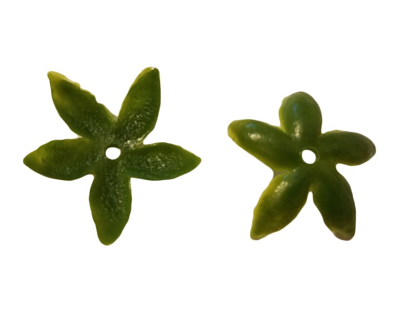 288 pcs Darice Small Artificial Green Plastic Flower Blossom Calyx Base Leaves Vintage Floral Crafts