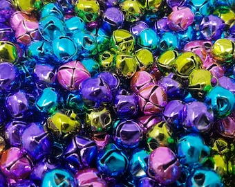 500 małych metalowych dzwonków – 10 mm, 3/8 cala. Dzwonki ozdobne na Boże Narodzenie, biżuterię i wieńce – jasne i klasyczne kolory.