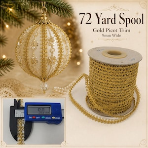 Könnte beinhalten: Eine 72-Yard-Spule mit goldenem Picot-Band, 9 mm breit. Das Band ist metallisch goldfarben und hat einen gewellten Rand. Ein digitaler Messschieber zeigt eine Breite von 9,0 mm. Eine weiße Kugel, verziert mit demselben Goldband, ist abgebildet.