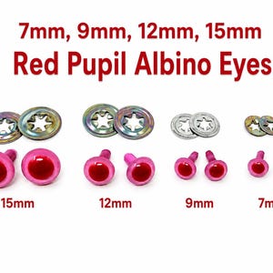 Puede incluir: Una colecci&oacute;n de ojos de albino con pupila roja en tama&ntilde;os de 7mm, 9mm, 12mm y 15mm. Cada juego incluye dos ojos de pl&aacute;stico con bordes rosas y centros rojos, junto con dos arandelas met&aacute;licas. El texto 7mm, 9mm, 12mm, 15mm Red Pupil Albino Eyes es visible.