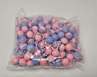 Paquete de 144 sonajeros miniatura vintage de plástico rosa y azul para muñecas, manualidades y baby showers.
