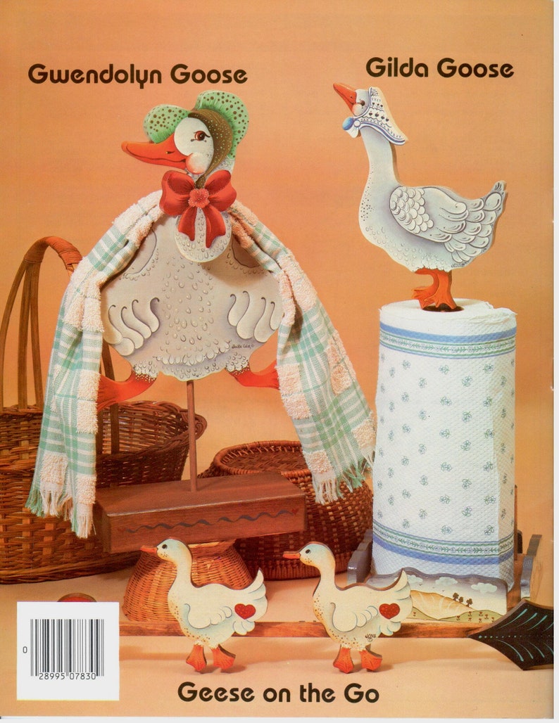 Puede incluir: Un conjunto de figuritas de ganso de madera, pintadas en un estilo caprichoso. La ganso m&aacute;s grande lleva un sombrero y una bufanda, y los gansos m&aacute;s peque&ntilde;os sostienen corazones. El texto "Gwendolyn Goose" y "Gilda Goose" est&aacute; impreso en la parte superior de la imagen. El texto "Geese on the Go" est&aacute; impreso en la parte inferior de la imagen.