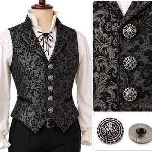 Puede incluir: Un chaleco de brocado negro y gris con cuello alto, cierre frontal de cinco botones circulares plateados ornamentados y una camisa blanca de manga larga con cuello acordonado que se lleva debajo del chaleco.