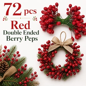 以下が含まれることがあります： 72 pcs Red Double Ended Berry Peps. 緑色のワイヤーが付いた赤いベリーの茎のセット、赤いベリーと緑の松葉、麻のリボンで作られた小さな円形のリース、そして赤いベリーと麻のリボンが付いた松の枝の装飾品。
