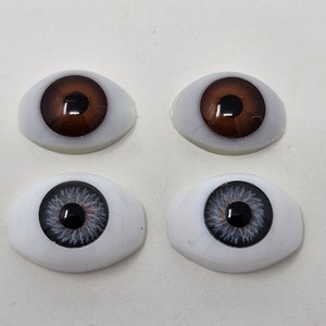 以下が含まれることがあります： プラスチック製のドールアイが4つ、茶色が2つ、青色が2つ。目は白いプラスチックのソケットにセットされています。
