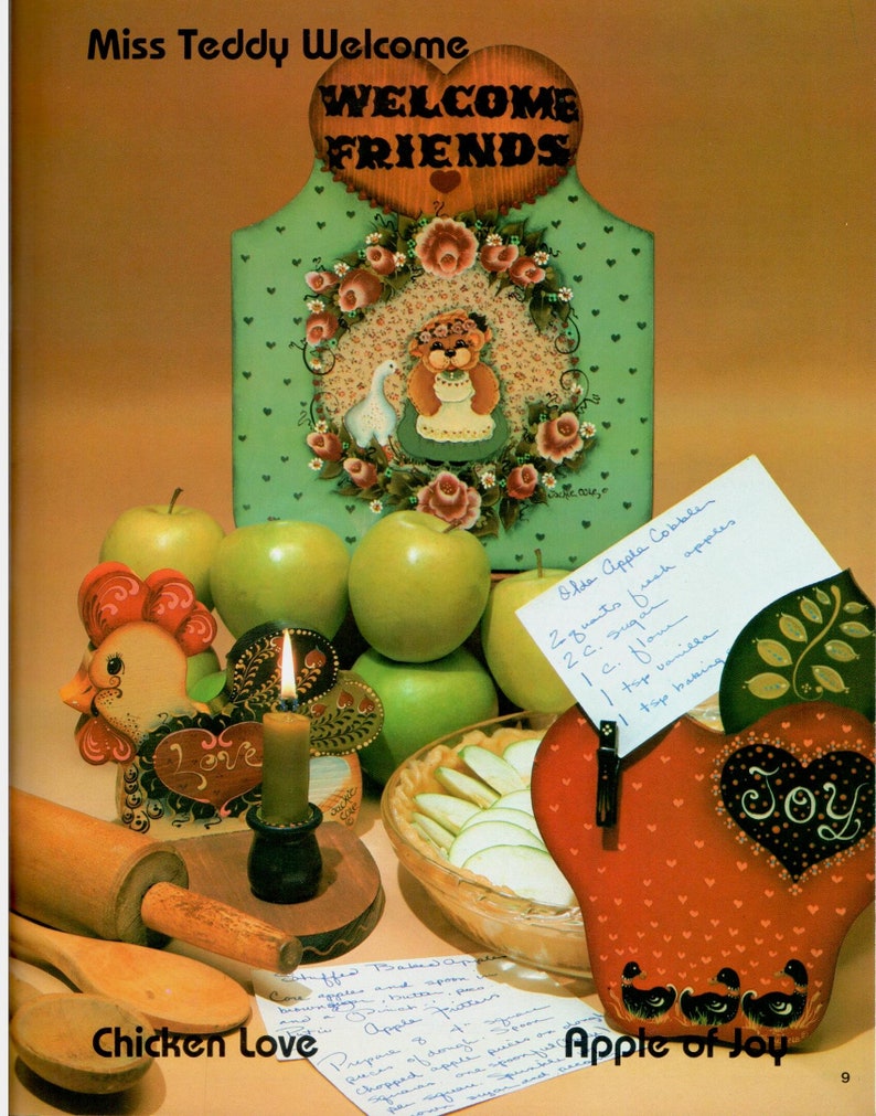 Puede incluir: Un letrero de madera pintado con las palabras "Welcome Friends" en forma de coraz&oacute;n. El letrero es verde con un patr&oacute;n de lunares blancos y una corona de flores con un oso de peluche en el centro. Hay manzanas, una vela, un rodillo y una gallina de madera con la palabra "Love" pintada en ella. Tambi&eacute;n hay una manzana roja con la palabra "Joy" pintada en ella. El texto "Chicken Love" y "Apple of Joy" est&aacute; escrito en la imagen.