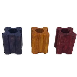 Puede incluir: Tres bloques de madera con un agujero en el centro. Los bloques están pintados en diferentes colores: azul, naranja y rojo.