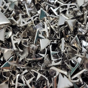 100 Stück Silber Ton Metall 11mm Dreieck flache dekorative Metall Ohrstecker Nagelköpfe für Handwerk