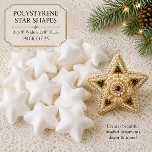 Puede incluir: Un paquete de 25 estrellas de poliestireno blanco, cada una de 6,03 cm de ancho por 2,22 cm de grosor. Una estrella está decorada con cuentas color crema, detalles dorados y motivos florales rojos y verdes, con un lazo dorado para colgar.