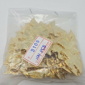 Paquete a granel de 100 piezas de dijes de metal fino en tono dorado con forma de pájaro trueno para manualidades y accesorios de joyería.
