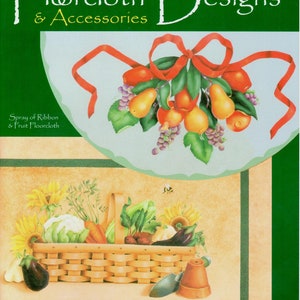 Può includere: Un dipinto di un cesto pieno di verdure, tra cui un cavolo, carote, barbabietole, melanzane e zucca. Il cesto è appoggiato su una superficie marrone con una cazzuola verde e un vaso di terracotta. Il dipinto è intitolato "Garden Basket Floorcloth".