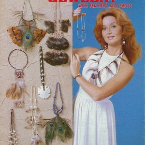 Peut inclure: Un projet d'artisanat mettant en vedette des bijoux en macramé et hishi avec des plumes et des coquillages. Les bijoux comprennent des colliers, des boucles d'oreilles et des bracelets. L'image montre également une femme portant une robe blanche et tenant un collier.