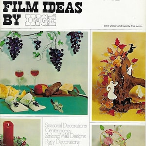 Puede incluir: Una portada de libro titulada "Ingenious Film Ideas by Inge" con un precio de "One Dollar and twenty-five cents". La portada presenta cuatro imágenes de proyectos de manualidades: uvas hechas de película plástica, un centro de mesa de otoño, un centro de mesa con velas y un arreglo floral.