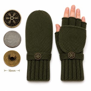 Può includere: Un paio di muffole convertibili in maglia verde oliva scuro con polsino a coste e una patta ripiegabile fissata da un bottone rotondo color bronzo con un motivo a fiocco di neve. Il bottone misura 15 mm di diametro accanto a una moneta.