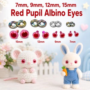 Puede incluir: Un juego de ojos albinos con pupila roja en tama&ntilde;os de 7mm, 9mm, 12mm y 15mm, con arandelas met&aacute;licas a juego. Los ojos se muestran junto a un rat&oacute;n de ganchillo blanco y un conejo de peluche con peto azul y una zanahoria naranja.