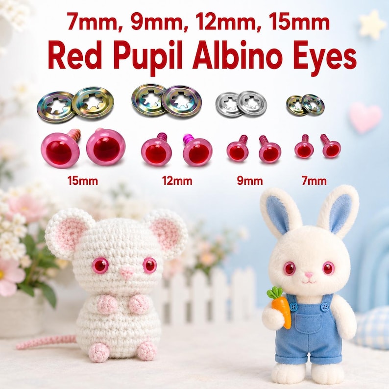 Puede incluir: Un juego de ojos albinos con pupila roja en tama&ntilde;os de 7mm, 9mm, 12mm y 15mm, con arandelas met&aacute;licas a juego. Los ojos se muestran junto a un rat&oacute;n de ganchillo blanco y un conejo de peluche con peto azul y una zanahoria naranja.