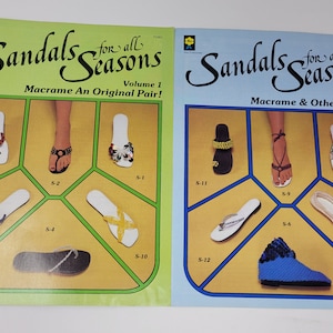 Pode incluir: Duas capas de livros para padrões de sandálias de macramé "Sandálias para todas as estações". O primeiro livro é verde e tem o título "Macramé Um par original!" O segundo livro é azul e tem o título "Macramé e outras coisas".