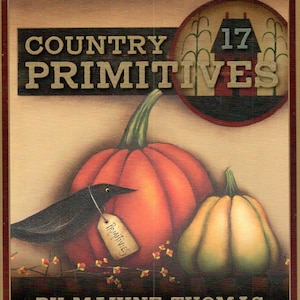 Può includere: Dipinto rustico con una grande zucca arancione, una zucca gialla più piccola e un corvo nero. Il testo "Country Primitives" e "By Maxine Thomas" è visibile. Tema campestre e primitivo.