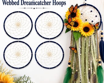 Puede incluir: Cuatro aros circulares de atrapasueños de color azul oscuro con tejido color crema, acompañados de un atrapasueños decorado con girasoles amarillos, mariposas monarca naranjas, cintas de tela verde y plumas azul oscuro.