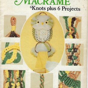 Peut inclure: Un livre intitulé "Encyclopédie du macramé : Nœuds et 6 projets" avec un hibou en macramé coloré sur la couverture. Le livre présente 25 nœuds et 45 photographies en couleur.